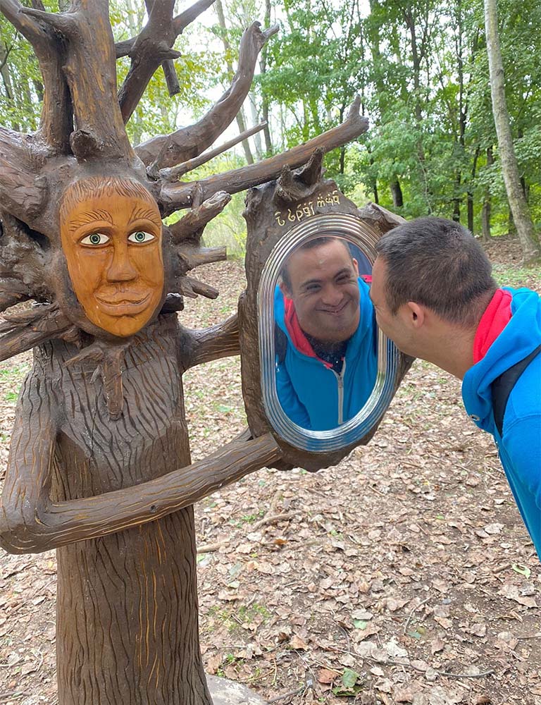 Luigi si specchia durante una passeggiata